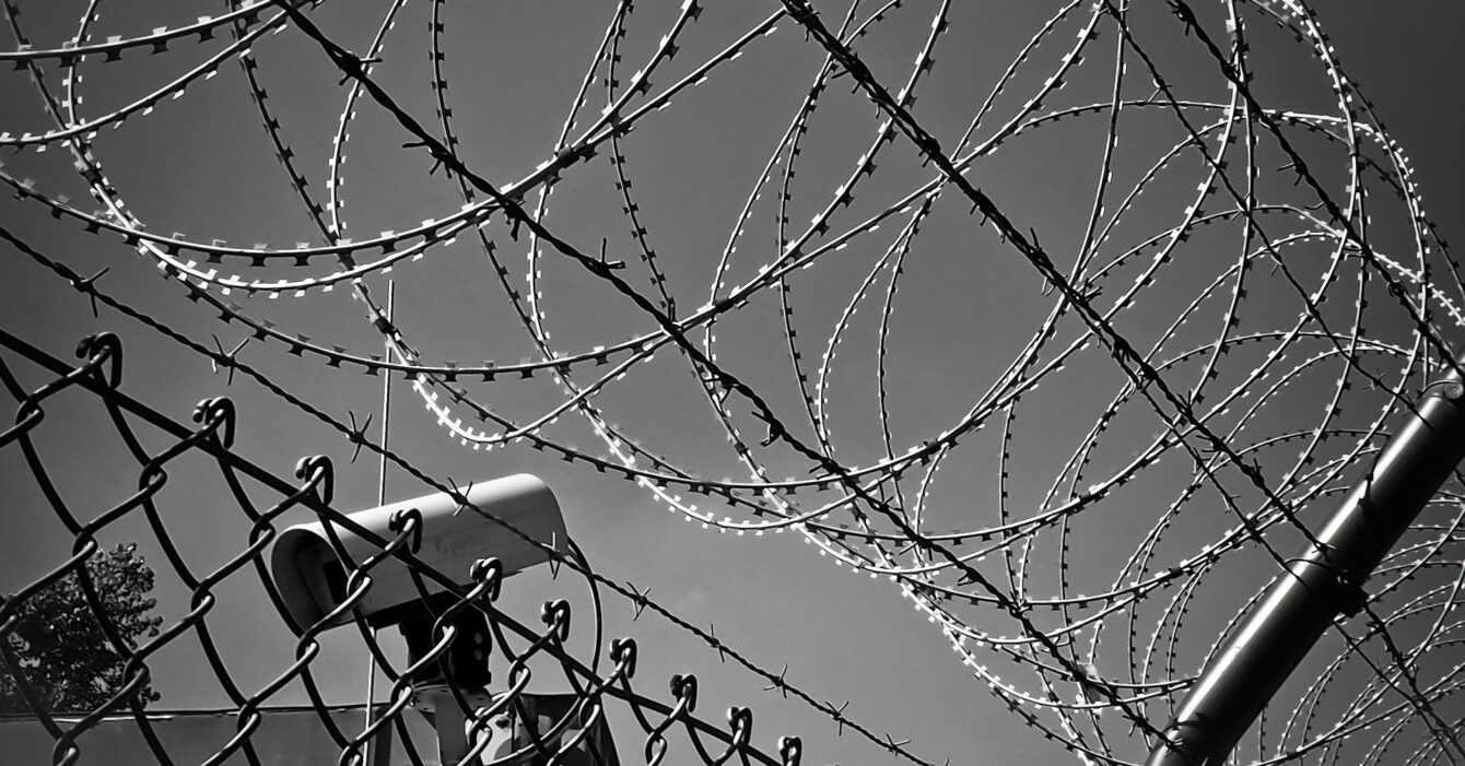barbed-wire-1670222_1920